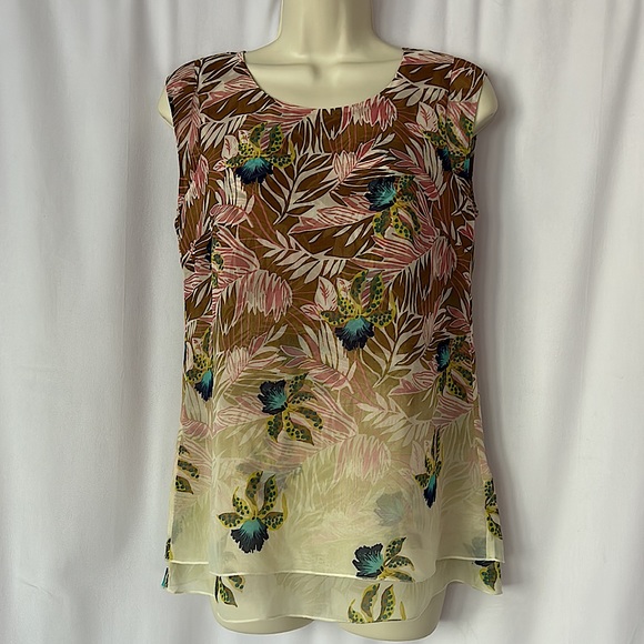 CAbi Tops - CAbi Wispy Floral Sleeveless Tank Top Shirt **Size XS** 🌸🌸